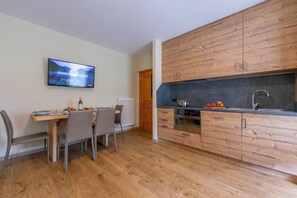 Family Apartment, 2 Bedrooms (Casa Loredana) | Dining