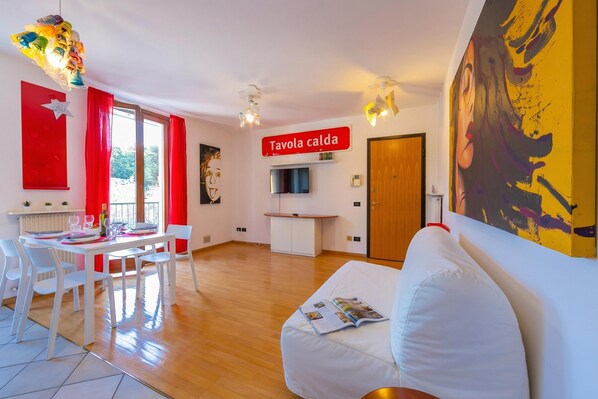 Family Apartment, Multiple Bedrooms (Claz House) | Living area | 21-inch flat-screen TV with cable channels, TV - Claz House (Riva del Garda)
