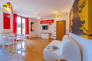 Apartamento familiar, varias habitaciones (Claz House) | Zona de estar | Televisión de pantalla plana de 21 pulgadas con canales por cable