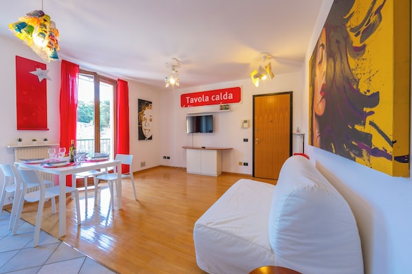 Family Apartment, Multiple Bedrooms (Claz House) | Living area | 21-inch flat-screen TV with cable channels, TV - Claz House (Riva del Garda)