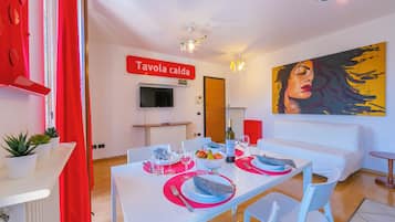 Family Apartment, Multiple Bedrooms (Claz House) | Dining