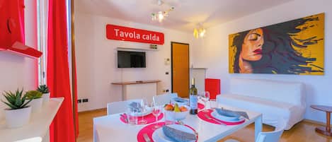 Family Apartment, Multiple Bedrooms (Claz House) | Dining