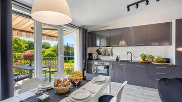 Family House, 2 Bedrooms, Microwave (Family Friendly House Kacana - Garden) | Private kitchen