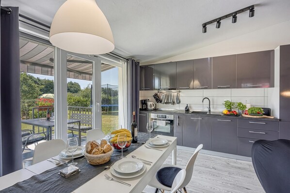 Casa familiar, varias habitaciones (Family Friendly House Kacana) | Cocina privada | Refrigerador, microondas, horno y parrilla de estufa 
