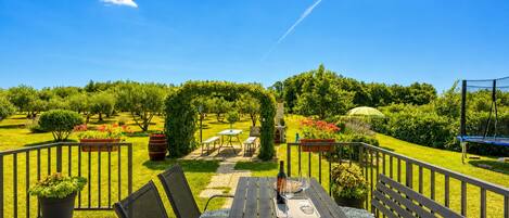 Familienhaus, 2 Schlafzimmer, Mikrowelle (Family Friendly House Kacana - Garden) | Speisen im Freien