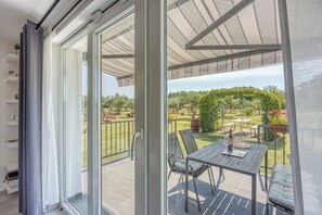 Familjehus - flera sovrum (Family Friendly House Kacana) | Restaurang utomhus