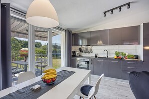 Nhà dành cho gia đình, 2 phòng ngủ (Family Friendly House Kacana) | Bếp riêng | Tủ lạnh, lò vi sóng, lò nướng, bếp nấu 