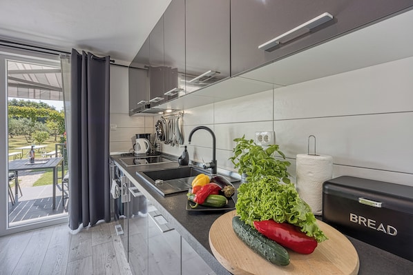 Refrigerador, microondas, horno, placa de cocina