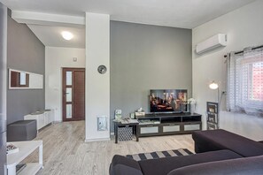 Casa familiar, varias habitaciones (Family Friendly House Kacana) | Área de sala de estar | Televisión de pantalla plana de 21 pulgadas con canales vía satélite 