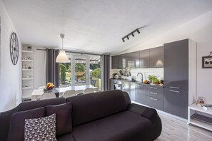 Familjehus - flera sovrum (Family Friendly House Kacana) | Vardagsrum | 21-tums platt-tv med satellitkanaler och tv