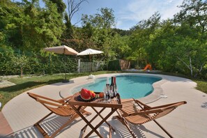 시즌별로 운영되는 야외 수영장