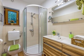 Familie villa, 3 slaapkamers, 2 badkamers, uitzicht op gebergte (Pool House Ančka) | Badkamer | Een douche, handdoeken, zeep, shampoo