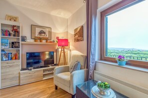 패밀리 빌라, 침실 3개, 욕실 2개, 산비탈 (Pool House Ančka) | 거실 공간 | 위성 채널 시청이 가능한 21인치 평면 TV, TV, DVD 플레이어