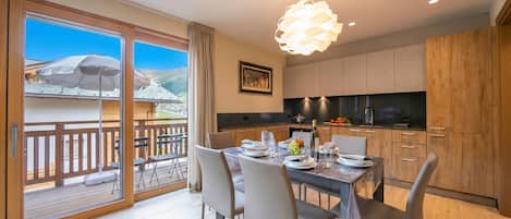 Family Apartment, Multiple Bedrooms (Casa Luminosa Ski in -Ski out 100m) | Dining
