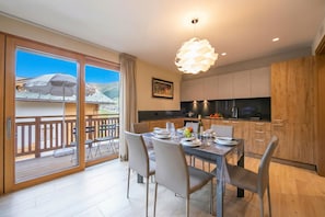 Familienapartment, Mehrere Schlafzimmer (Casa Luminosa Ski in -Ski out 100m) | Speisen