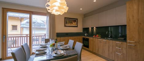 Family Apartment, Multiple Bedrooms (Casa Luminosa Ski in -Ski out 100m) | Dining