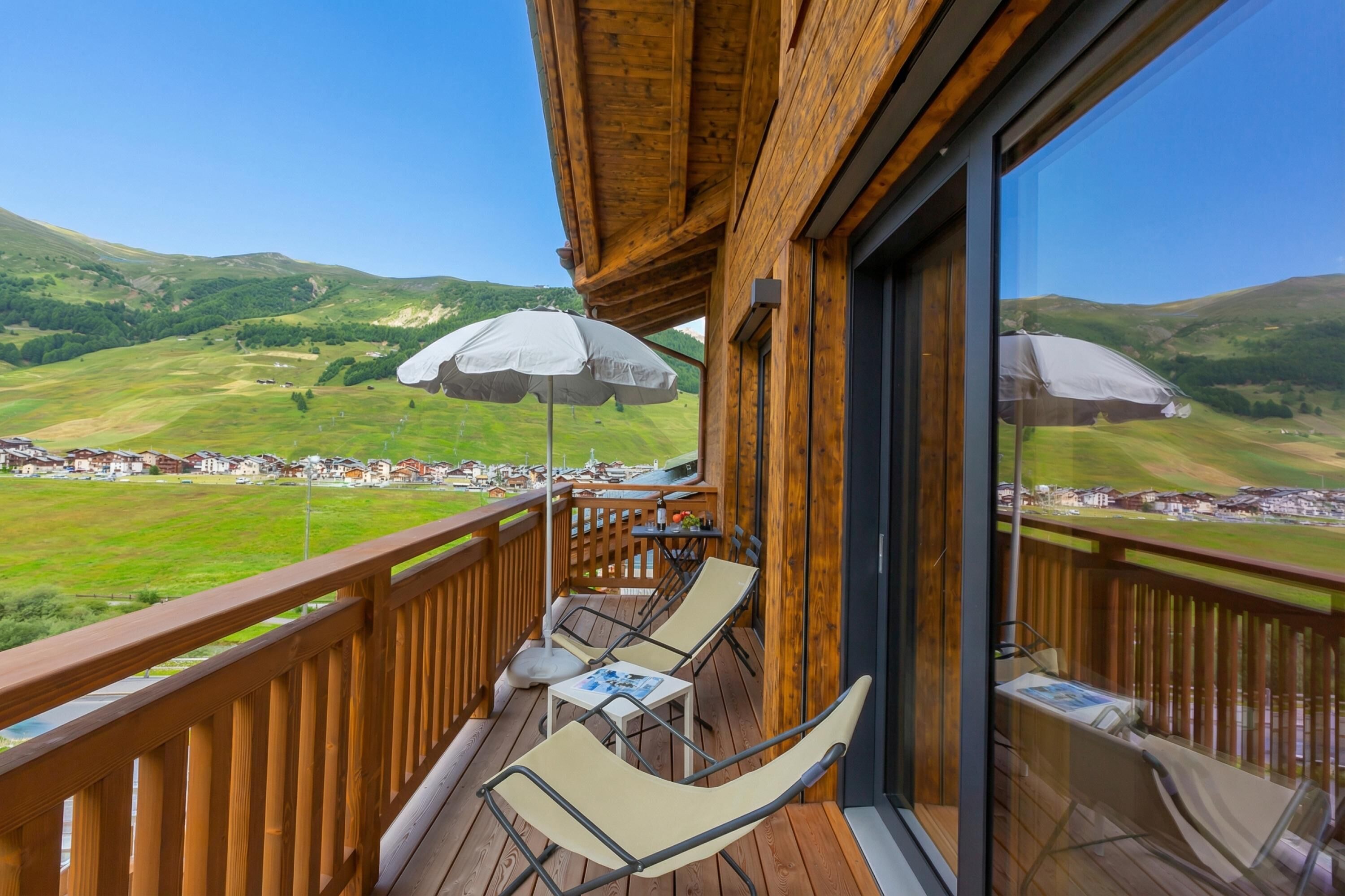 Family Apartment, Multiple Bedrooms (Casa Luminosa Ski in -Ski out 100m) | Rooftop terrace