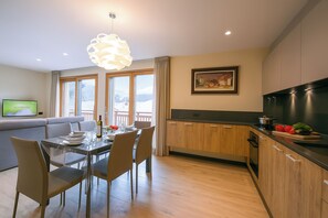 Familienapartment, Mehrere Schlafzimmer (Casa Luminosa Ski in -Ski out 100m) | Eigene Küche | Mikrowelle, Ofen, Herdplatte, Geschirrspüler