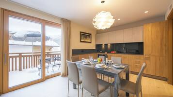 Apartamento família, vários quartos (Casa Luminosa Ski in -Ski out 100m) | Opções para refeição no quarto