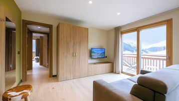 Apartamento família, vários quartos (Casa Luminosa Ski in -Ski out 100m) | Área de estar | TV de tela plana 21 polegadas com canais via satélite, TV, lareira