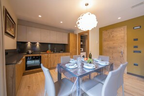 Family Apartment, Multiple Bedrooms (Casa Luminosa Ski in -Ski out 100m) | Dining