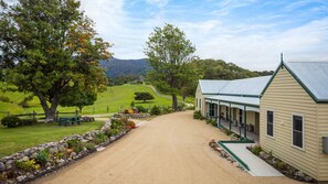 Exterior - Henkley Cottage 1 - Isaiah (CENTRAL TILBA)