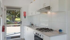 Jääkaappi, mikroaaltouuni, uuni, liesi