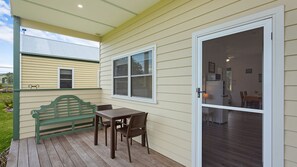 Outdoor dining - Henkley Cottage 4 - Daniel (CENTRAL TILBA)