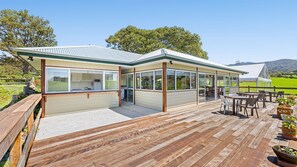 Outdoor dining - Henkley Cottage 4 - Daniel (CENTRAL TILBA)