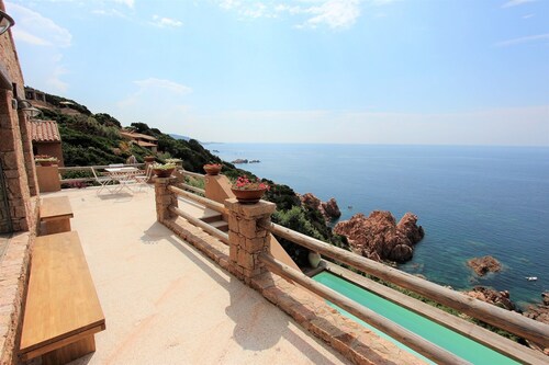 Domus of the Sea: villa with cliffside pool in the heart of Gallura