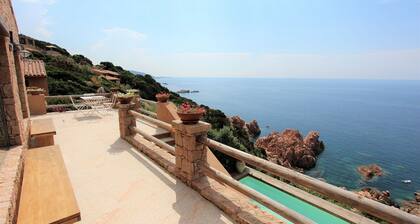 Domus of the Sea: villa with cliffside pool in the heart of Gallura