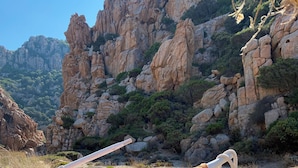 A lifebuoy, a white t-shirt, and a tote bag on a red and white boat. - Domus of the Sea: villa with cliffside pool in the heart of Gallura (Trinità d'Agultu e Vignola)