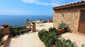 A stone building with a terrace overlooking the sea. - Domus of the Sea: villa with cliffside pool in the heart of Gallura (Trinità d'Agultu e Vignola)