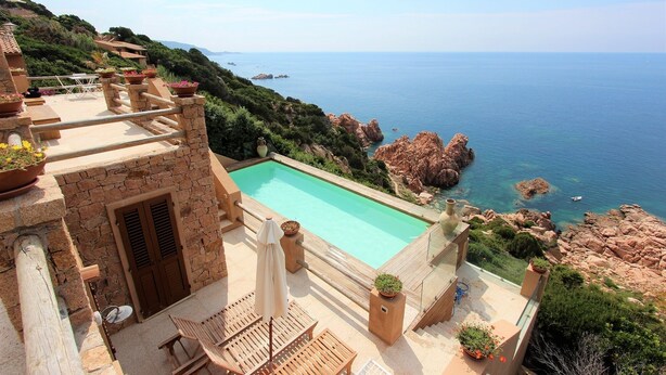 A rooftop pool with a view of the sea and rocky coastline. - Domus of the Sea: villa with cliffside pool in the heart of Gallura (Trinità d'Agultu e Vignola)
