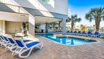 Een verwarmd zwembad