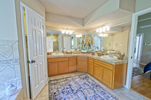 Combined shower/bathtub, jetted bath, hair dryer, towels