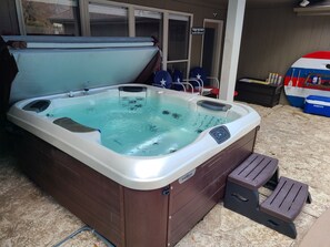 Indoor spa tub