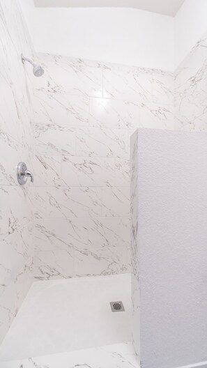 ヘアドライヤー、タオル、石鹸、トイレットペーパー