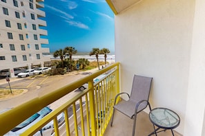 Property grounds - 2nd floor ocean view studio w/kitchenette, A/C, WiFi, shared hot tub, pools (North Myrtle Beach)