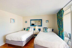 Iron/ironing board, Internet, bed sheets - 2nd floor ocean view studio w/kitchenette, A/C, WiFi, shared hot tub, pools (North Myrtle Beach)