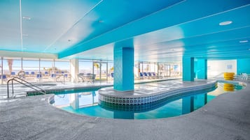 Een binnenzwembad en een verwarmd zwembad