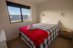 4 bedrooms, WiFi, bed sheets - Marvellous Maryburn - FREE WIFI (Twizel)