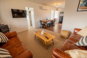 TV, fireplace - Marvellous Maryburn - FREE WIFI (Twizel)