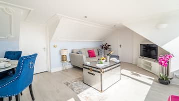 Penthouse, 2 Schlafzimmer, 2 Bäder, Meerblick | Wohnbereich | Flachbildfernseher