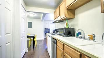 Køleskab, mikrobølgeovn, kogeplade, opvaskemaskine