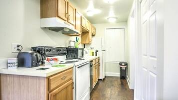 Køleskab, mikrobølgeovn, kogeplade, opvaskemaskine