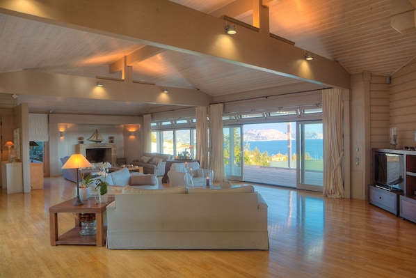 Smart TV, fireplace, DVD player, ping pong