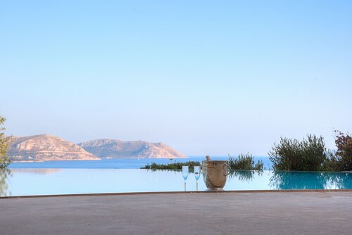 LYCIPONON VILLA for an unforgettable, relaxing, private, and secure vacation
