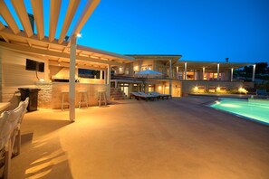 Terrace/patio - LYCIPONON VILLA for an unforgettable, relaxing, private, and secure vacation (Ανάβυσσος)