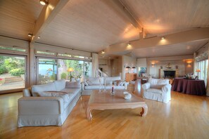 Interior - LYCIPONON VILLA for an unforgettable, relaxing, private, and secure vacation (Ανάβυσσος)